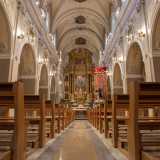 Mentre all�interno della chiesa...